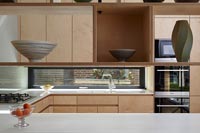 Vue de la cuisine moderne à travers des étagères flottantes