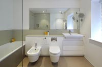 Salle de bain blanche contemporaine