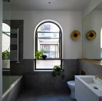 Fenêtre cintrée dans la salle de bains moderne