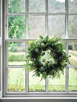 Fenêtre traditionnelle avec guirlande de Noël