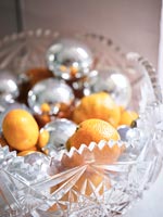 Boules de Noël et oranges