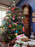 Décorations colorées sur l'arbre de Noël dans le salon de campagne