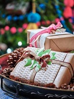 Cadeaux de Noël emballés sur plateau avec des pommes de pin