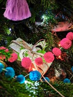 Pompons colorés comme décorations d'arbre de Noël sur l'arbre