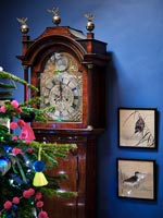 Horloge de grand-père à côté de l'arbre de Noël
