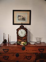 Horloge ancienne sur buffet en bois