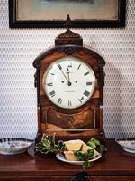 Hacher les tartes à côté de l'horloge antique sur buffet en bois