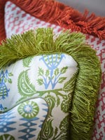 Coussins recouverts de tissu à motifs