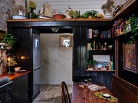 Petite cuisine-salle à manger campagnarde peinte en noir