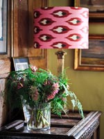 Lampe et fleurs sur table d'appoint