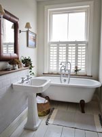Salle de bain champêtre blanche