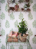 Étagère murale en fil métallique avec plantes en pot et cadeaux de Noël