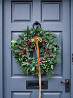 Guirlande de Noël sur la porte d'entrée