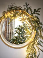 Décorations de Noël autour du miroir