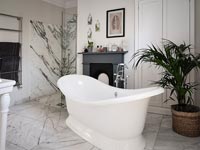 Salle de bain monochrome de style classique avec carrelage en marbre décoratif