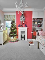 Chambre d'enfants moderne et colorée décorée pour Noël