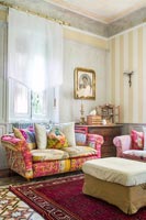 Salon champêtre avec canapés à motifs patchwork