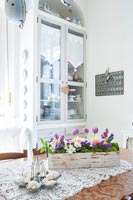 Country Kitchen-Diner avec affichage de fleurs de printemps sur table