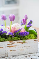 Affichage de fleurs de printemps sur la table