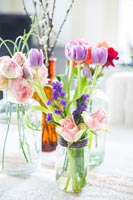 Fleurs de printemps dans des vases