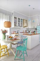 Cuisine-salle à manger dans un petit espace de vie ouvert décoré dans des couleurs pastel