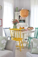 Salle à manger dans un petit espace de vie décloisonné décoré dans des couleurs pastel