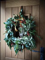 Guirlande de Noël sur porte en bois