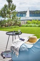 Fauteuil poire bleu sur terrasse avec vue sur le lac