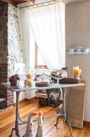 Table vintage avec gâteaux et accessoires dans la salle à manger du pays