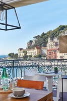Meubles sur balcon avec vue sur le port de Nice