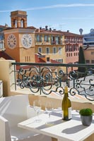 Vue sur la vieille ville de Nice depuis le balcon
