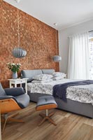 Chambre moderne avec mur de briques apparentes texturées