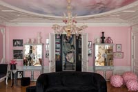 Salon éclectique rose vif avec des détails d'époque