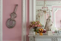 Salon éclectique rose vif avec des détails et des ornements d'époque