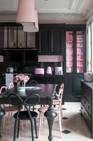 Cuisine-salle à manger noire et rose