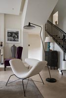 Chaise blanche inhabituelle dans le salon moderne