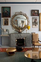 Miroir vintage décoratif au-dessus de la cheminée dans le salon