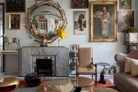 Miroir vintage décoratif au-dessus de la cheminée dans le salon