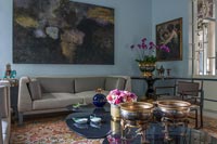 Salon moderne avec peintures et ornements classiques