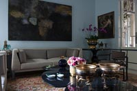Salon moderne avec peintures et ornements classiques