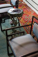 Détail de chaises de style Art déco et table d'appoint inhabituelle