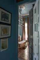 Couloir classique peint en bleu avec vue à travers la porte ouverte