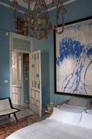 Chambre classique peinte en bleu