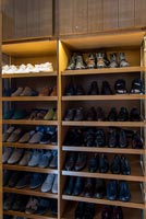 Grands étagères à chaussures à l'intérieur des armoires encastrées