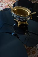 Pot décoratif sur table basse noire - détail