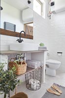Salle de bain rustique en bois et blanc