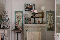 Cabinet rustique entouré d'ornements et de peintures