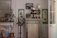 Cabinet rustique entouré d'ornements et de peintures