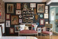 Chambre éclectique avec mur affichant des peintures et des ornements