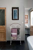 Porte-serviettes vintage et miroir en bois
